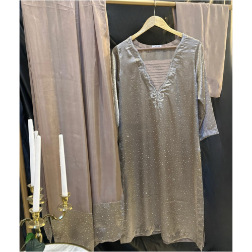 gold-stone-embellished-silk-swarovski-embellished-neckline-partywear-silhouttebysl-main (1) Diamonte Gold