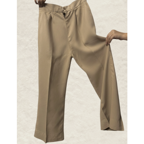 pleated-cotton-beige-comfy-straight-wide-legged-pocketed-pants-silhouettebysl-hero Beige cotton wide-leg pants with pleated front and button waistband on Silhouette by SL