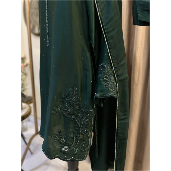 pure-sheesha-silk-emerald-green-embroidered-hand-embellished-monochrome-skinny-shalwar-short-shirt-silhouettebysl (4) Emerald Poise emerald green embroidered silk kurta hem with scalloped finish